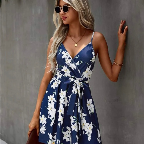 Dresses & Skirts - Floral print cami dress